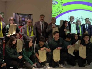 100 Yıl Sonra Gelen Mezuniyet Töreninde Diplomalar Gözyaşları İle Verildi