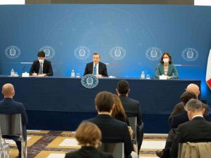 İ̇talya’da Aşı Yaptırmayanlara Sıkı Tedbirler Getirildi