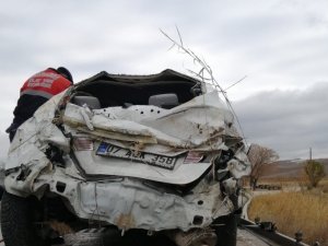 Kontrolden Çıkan Otomobil Tarlaya Devrildi: 3 Yaralı