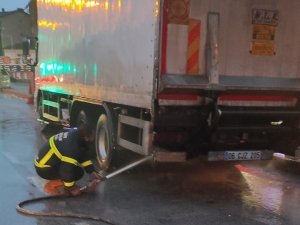 Alev Alan Kamyonu Yanmaktan İtfaiye Kurtardı