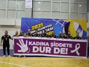 İ̇lkadım’dan Kadına Şiddete Pankartlı Tepki
