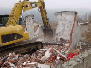 Tokat’ta Kaçak 33 Yapı Yıkılıyor