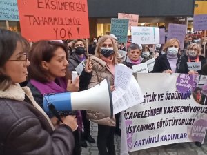 Artvin’de Kadınlar Şiddete Karşı Lokma Dökülüp Yürüyüş Yaptı