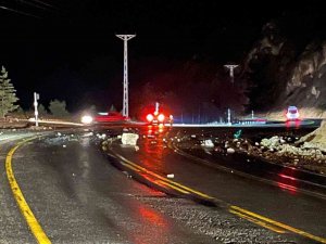 Zigana Dağ Yamacından Kopan Kayalar Seyir Halindeki Kamyonete İsabet Etti