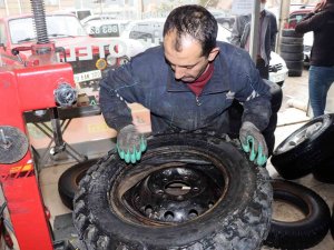 Gümüşhane’de Kar Yağışıyla Birlikte Lastikçilerde Yoğunluk Arttı