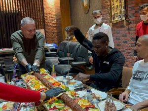 Balotelli Ve Gökhan İ̇nler’in Kebap Keyfi