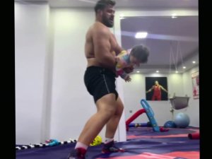 Milli Güreşçi Rıza Kayaalp’in Kızı İle Gülümseten Mücadelesi