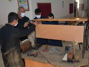 Çevre İllerin Sıra Ve Masa İhtiyacı Bitlis’teki Fabrika Okuldan Karşılanıyor
