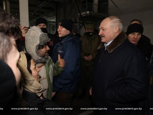 Belarus Devlet Başkanı Lukaşenko’dan Lojistik Merkezindeki Göçmenlere Ziyaret