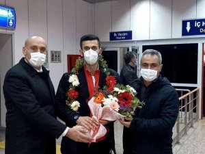 Milli Sporcu Kardeşler, İ̇şitme Engelliler Dünya Karate Şampiyonası’nda Bronz Madalya Kazandı