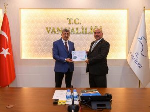 Vanlı Muhtarlara Fidan Dikim Sertifikası Verildi