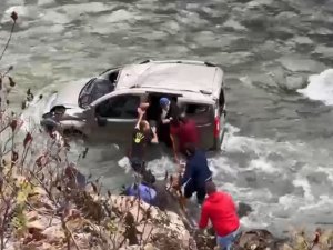Artvin’de Otomobil Dereye Uçtu: 2 Yaralı