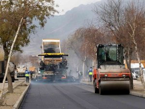 Van’da Yol Asfaltlama Çalışması