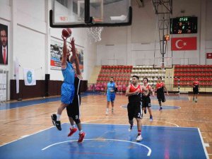Çesk, İ̇zmitsporu’u 77 - 46’lık Skorla Mağlup Etti