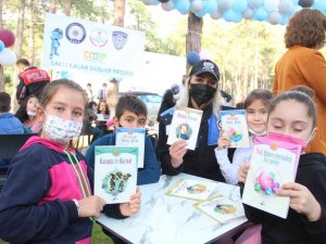 Antalya’da Polisler Öğrencilerle Kitap Okudu