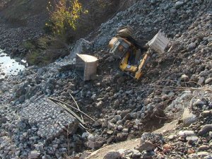 İ̇stinat Duvarı Çöktü, Park Halindeki İş Makinesi Toprak Altında Kaldı