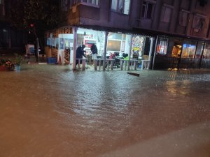 İ̇zmir’i Yağmur Ve Fırtına Vurdu