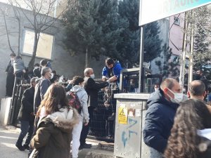 Okul Girişindeki Otomatik Kapı Paniğe Sebep Oldu