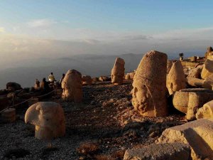 Nemrut Dağı Sezonun Son Turistlerini Ağırlıyor