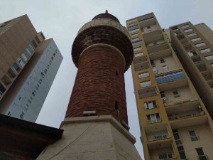 Gökdelenlerin Gölgesinde 700 Yıllık En Küçük Cami