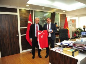 Thf Başkanı Kılıç, Başkan Vidinlioğlu’na Milli Forma Hediye Etti