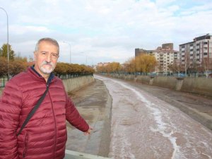 Oltu Çayı’nda İlginç Köpürme Korkutuyor
