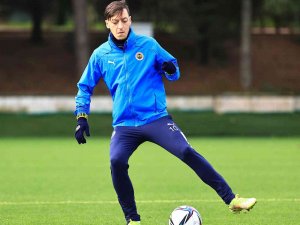 Fenerbahçe’de Mesut Özil Takımla Çalıştı