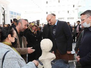 İ̇ranlı Turistlerden Heykel Sanatına Büyük İlgi