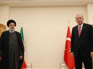Cumhurbaşkanı Erdoğan, İ̇ran Cumhurbaşkanı Reisi İle Görüştü