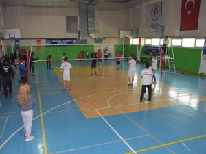 Yüksekova Polisinden Voleybol Ve Satranç Turnuvası