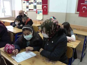 Öğrenciler Ve Veliler Aynı Sırada Sınava Girdi