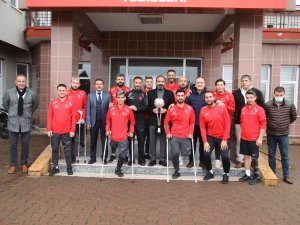 Mecnun Otyakmaz, Ampute Futbol Milli Takımı’nı Altınla Ödüllendirdi