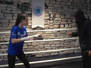 Tuzlalı Kadınlar, Tuzla Belediyesi’nin Kurslarında Kick Boks Öğreniyor