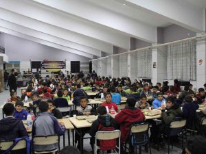 Hamur Kaymakamı Türker 410 Öğrencinin Pizza Hayalini Gerçekleştirdi