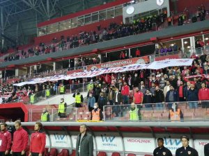 Kadına Şiddete Tribünden Pankartlı Tepki