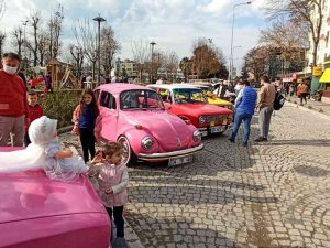 Klasik Araçlar Bir Araya Geldi, Tutkunları Fotoğraf Çektirmek İçin Sıraya Girdi