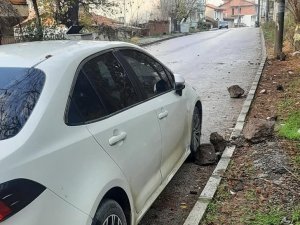 Kaleden Kopan Kaya Parçaları Otomobile Çarptı