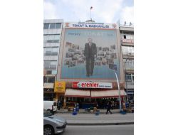 Ak Parti'li Çelik, 'Erdoğan Posteri' Eleştirilerine Cevap Verdi