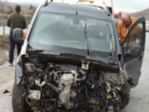 Hafif Ticari Araç Bariyerlere Çarptı: 2 Yaralı