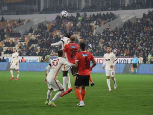 Spor Toto Süper Lig: Yeni Malatyaspor: 0 - Galatasaray: 0 (İ̇lk Yarı)