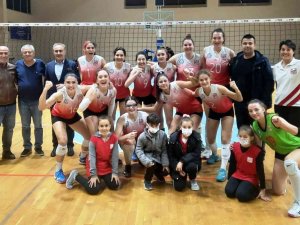 Voleybolda Ayvalıkgücü Ligin Güçlü Ekibi Nilüfer’i Devirdi