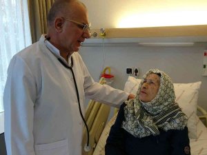 Pandemiyi Bahane Edip Ameliyattan Kaçan Huriye Teyze, Üç Ameliyat Birden Oldu