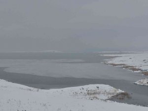 Kars’ta Çıldır Gölü Donmaya Başladı
