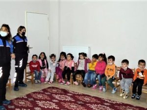 Erzincan’da Polisten Çocuklara Broşürlü Bilgilendirme