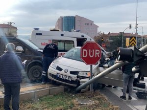 Araç İçerisinde Sıkışan Kadın Güçlükle Çıkarıldı