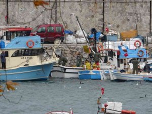 Zonguldak’ta Şiddetli Rüzgar Etkisini Sürdürüyor