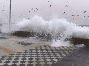 Tekirdağ’da Şiddetli Fırtına: Dev Dalgalar Kıyıya Vurdu
