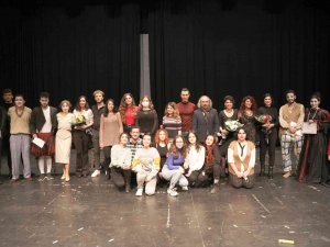 Tiyatro Öğrencileri, ‘Çok Yaşa’ Oyunu İle Mezun Oldu