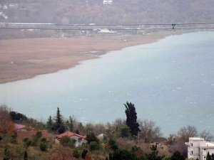 İ̇stanbul’un Arka Bahçesindeki Gölün Rengi Değişti