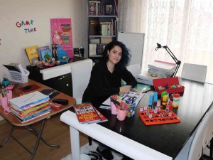 Yemek Odasından Binlerce Öğrenciye İ̇ngilizce Öğretiyor